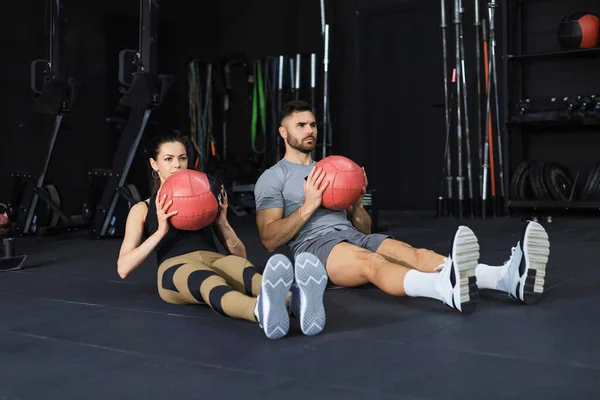 Ajuste Pareja Muscular Haciendo Ejercicio Con Balón Medicina Gimnasio — Foto de Stock