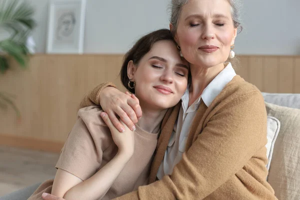 Öreg Anya Érett Lány Portréja Ahogy Otthon Ölelkeznek Boldog Idős — Stock Fotó