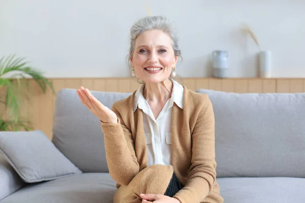 Portait Sonriente Hermosa Mujer Mediana Edad Mirando Cámara Haciendo Videollamada — Foto de Stock