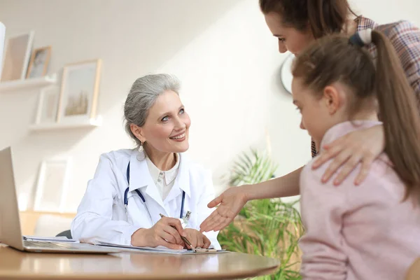 Mãe Criança Consultório Médico Atender Pediatra Eles Estão Sentados Mesa — Fotografia de Stock