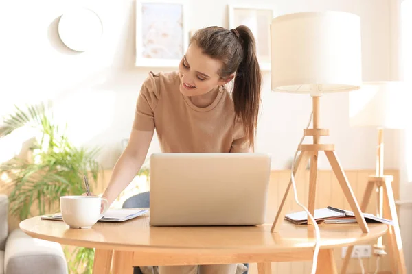 Young Business Woman Standing Her Home Office Reading Notes — Stock Photo, Image