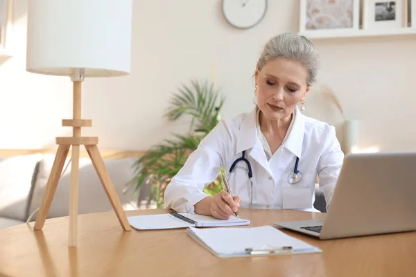 Vrouwelijke Dokter Therapeut Van Middelbare Leeftijd Consult Stockfoto