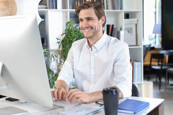 Giovane Uomo Affari Moderno Che Lavora Con Computer Mentre Seduto — Foto Stock