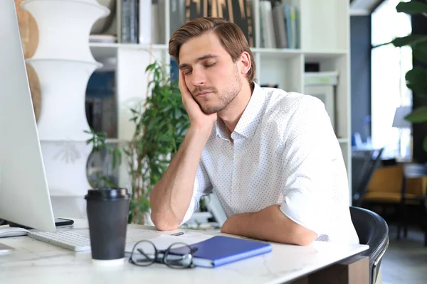 Trött Ung Man Sover Sitter Med Datorn Bakom Skrivbordet Kontoret — Stockfoto