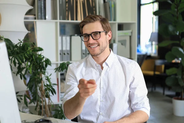 Sonriente Joven Hombre Negocios Teniendo Videollamada Oficina — Foto de Stock
