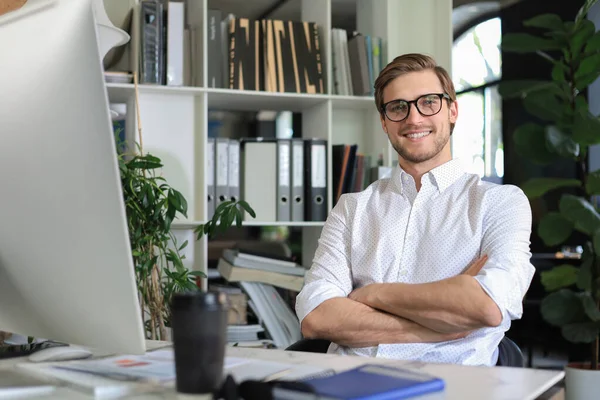 Porträt Eines Jungen Mannes Der Seinem Schreibtisch Büro Sitzt — Stockfoto