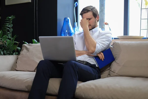 Olycklig Frustrerad Ung Man Som Håller Huvudet För Hand Sitter — Stockfoto