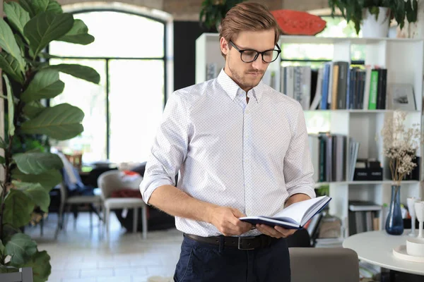 Bonito Jovem Empresário Escritório Moderno — Fotografia de Stock