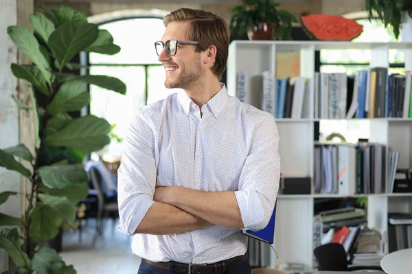 Retrato Hombre Negocios Feliz Con Los Brazos Cruzados Pie Oficina — Foto de Stock