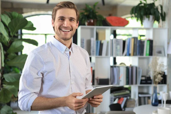 Hombre Negocios Guapo Usando Tableta Oficina — Foto de Stock