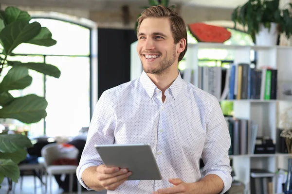 Bonito Homem Negócios Usando Seu Tablet Escritório — Fotografia de Stock