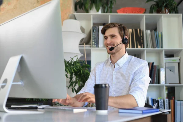 Sonriente Joven Hombre Negocios Teniendo Videollamada Oficina — Foto de Stock