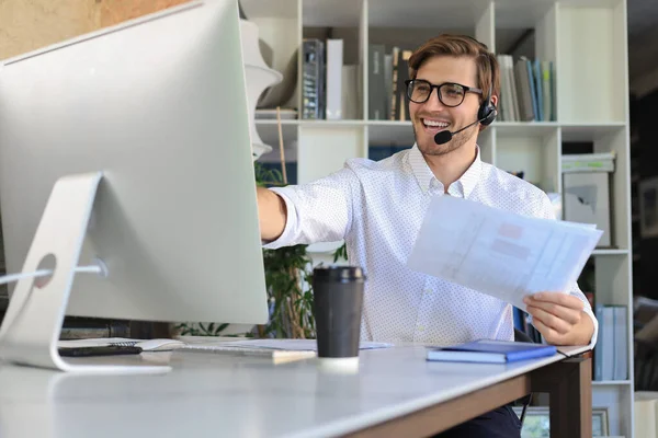 Lächelnder Junger Geschäftsmann Mit Videoanruf Büro — Stockfoto