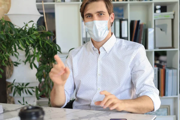 사업가가 의료용 마스크를 일하고 — 스톡 사진