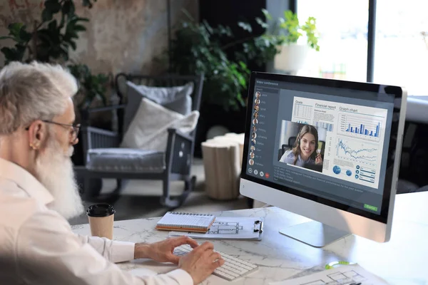 L'uomo d'affari parla di videochiamata con i colleghi sul briefing online durante l'autoisolamento e la quarantena. Webcam conferenza di gruppo con i colleghi sul computer portatile in ufficio. Epidemia influenzale e covid-19. — Foto Stock