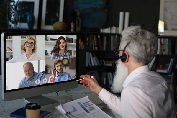 Empresário falar falar sobre videochamada com colegas em briefing on-line durante o auto isolamento e quarentena. Conferência do grupo Webcam com colegas de trabalho no laptop no escritório. Epidemia de gripe e covid-19. — Fotografia de Stock