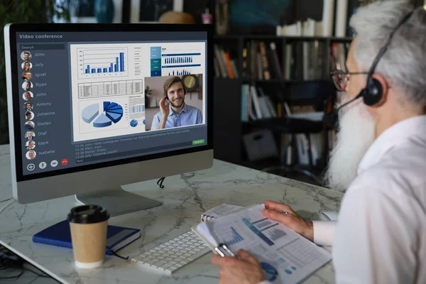 L'uomo d'affari parla di videochiamata con i colleghi sul briefing online durante l'autoisolamento e la quarantena. Webcam conferenza di gruppo con i colleghi sul computer portatile in ufficio. Epidemia influenzale e covid-19. — Foto Stock