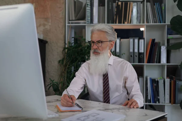 Reifer Geschäftsmann Sucht Und Analysiert Dokument Seinem Modernen Büro Bei — Stockfoto