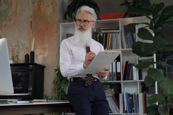 Ernsthafter Reifer Geschäftsmann Weißen Hemd Liest Vertrag Büro — Stockfoto