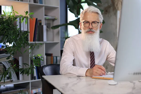 Homme Affaires Senior Avec Une Barbe Élégante Travaillant Sur Ordinateur — Photo