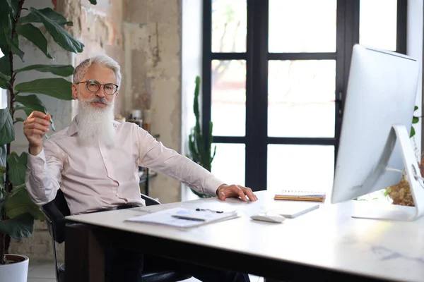Старший Бізнесмен Стильною Бородою Працює Комп Ютері Офісному Столі — стокове фото