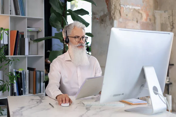 Sorridente Uomo Affari Maturo Avendo Videochiamata Ufficio — Foto Stock