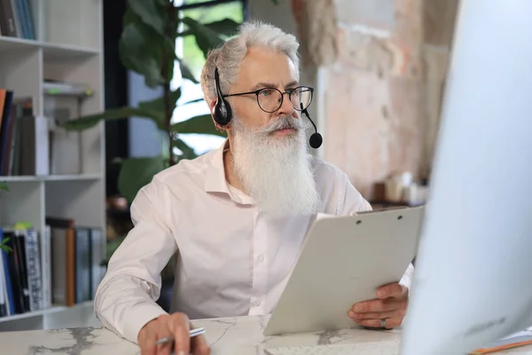 Lächelnd Reif Unternehmer Mit Video Anruf Büro — Stockfoto