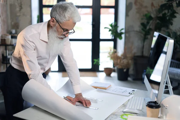 Snygg Mogen Affärsman Som Använder Ritning Medan Arbetar Det Moderna — Stockfoto