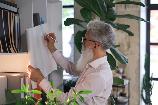 Gut Aussehender Reifer Architekt Der Büro Etwas Zeichnet — Stockfoto