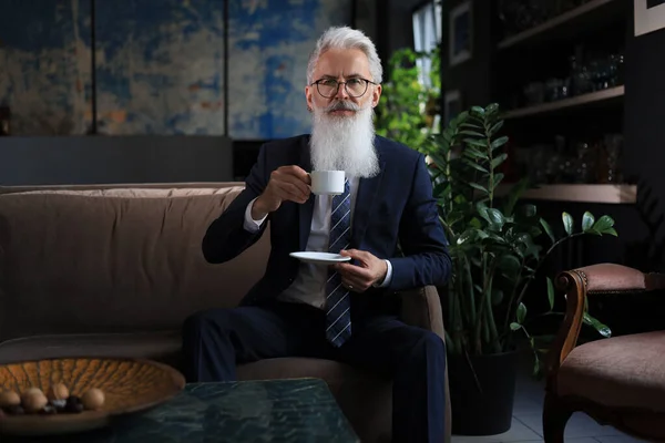 Hombre Maduro Guapo Sosteniendo Taza Café Sentado Sofá Oficina Pausa — Foto de Stock