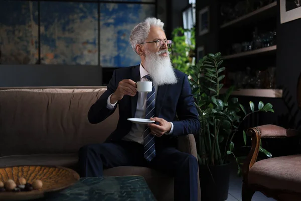 Hombre Maduro Guapo Sosteniendo Taza Café Sentado Sofá Oficina Pausa — Foto de Stock