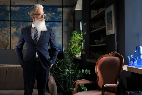 Стильний Бородатий Чоловік Костюмі Стоїть Сучасному Офісі — стокове фото