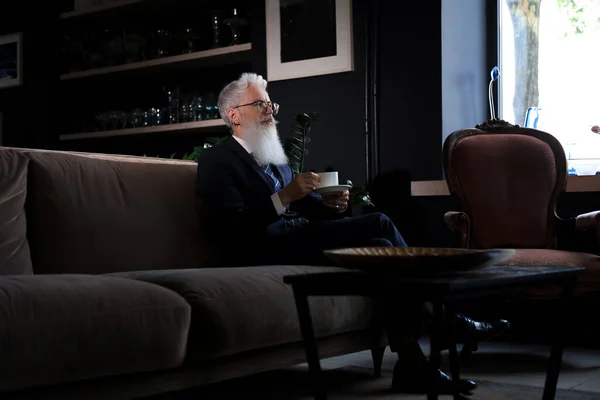 Ofisinde Kendine Güvenen Takım Elbiseli Bir Adam Kahve Fincanı Tutuyor — Stok fotoğraf