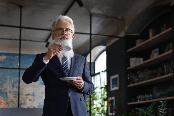 Início Novo Dia Trabalho Com Uma Xícara Café Bonito Homem — Fotografia de Stock