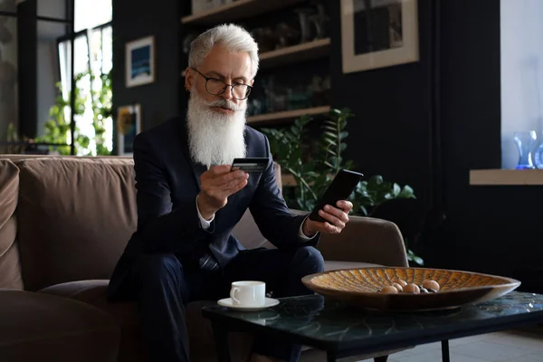 Framgångsrik Affärsman Sitter Soffan Kontoret Och Betalar Med Kreditkort Med — Stockfoto