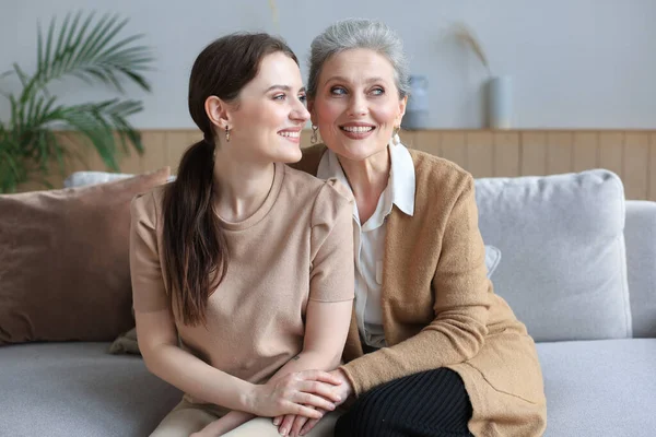 Portrét Staré Matky Dospělé Dcery Objímající Doma Šťastná Starší Maminka — Stock fotografie