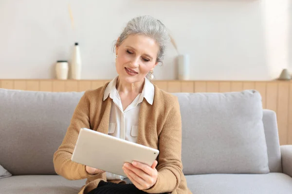 Glada Medelålders Kvinna Sitter Soffan Med Hjälp Dator Tablet Apps — Stockfoto