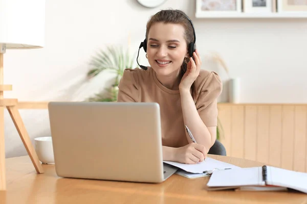 Frilansande Operatör Pratar Med Headset Och Konsulterar Kunder Från Hemmakontoret — Stockfoto