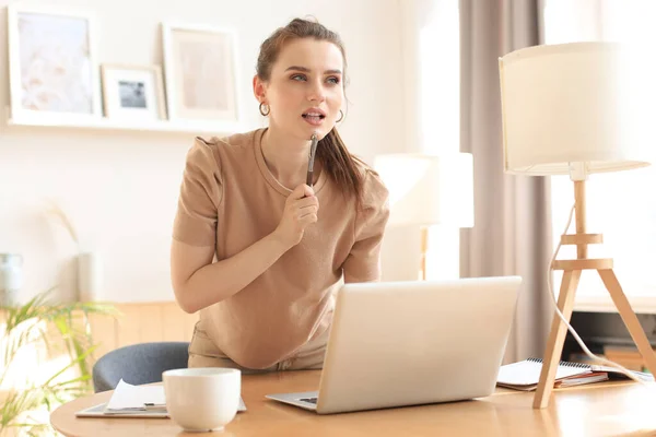 Wanita Bisnis Muda Berdiri Kantor Rumahnya Membaca Catatan — Stok Foto