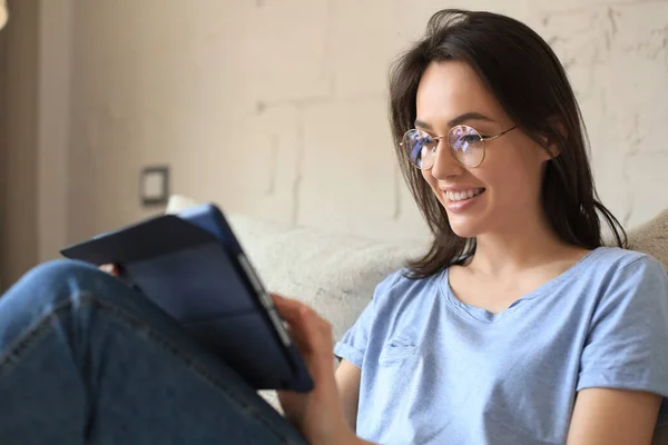 Mujer Joven Sonriente Sentada Sofá Con Tableta Digital Charlando Con —  Fotos de Stock