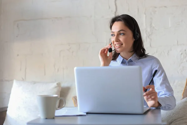 Frilansande Operatör Pratar Med Headset Och Konsulterar Kunder Från Hemmakontoret — Stockfoto