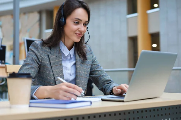 Vrouwelijke Klantenservice Operator Met Headset Glimlach Rechtenvrije Stockafbeeldingen