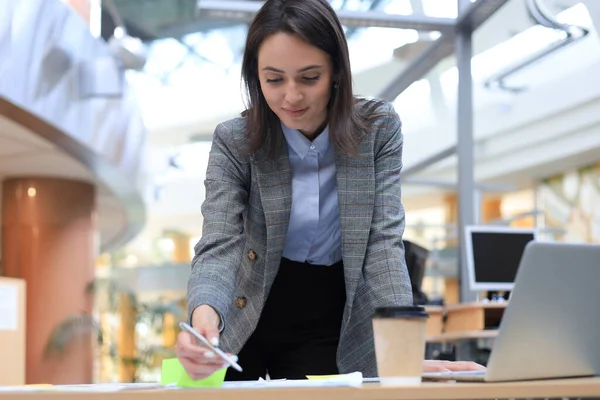 Retrato Uma Estudante Bonita Com Laptop Biblioteca — Fotografia de Stock