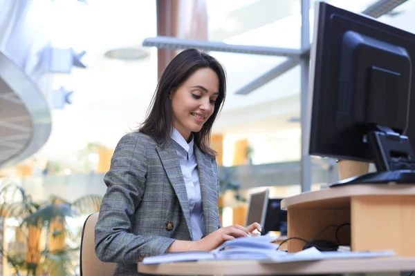 Hermosa Mujer Negocios Está Examinando Documentos Mientras Está Sentada Oficina — Foto de Stock