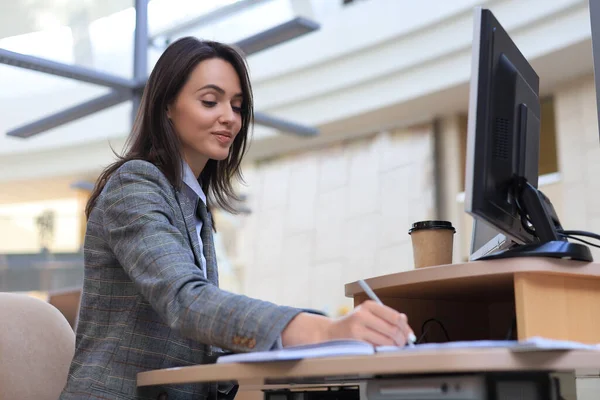 Hermosa Mujer Negocios Está Examinando Documentos Mientras Está Sentada Oficina — Foto de Stock