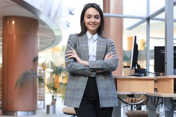 Atrakcyjna Bizneswoman Stojąca Przy Biurku Biurze — Zdjęcie stockowe