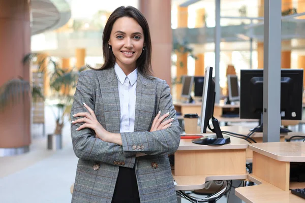 Attractive Businesswoman Standing Desk Office — Stock Photo, Image