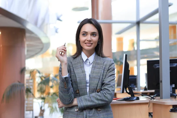 Atrakcyjna Bizneswoman Stojąca Przy Biurku Biurze Myśląca Nowej Koncepcji Biznesowej — Zdjęcie stockowe