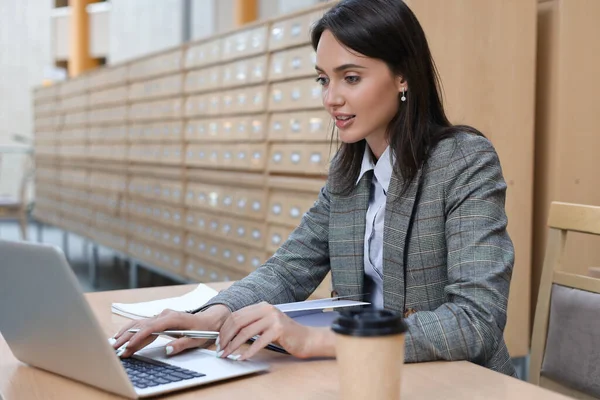 Retrato Uma Estudante Bonita Com Laptop Biblioteca — Fotografia de Stock