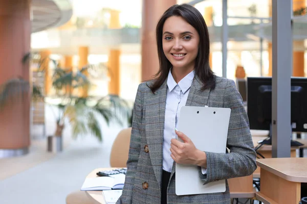 Atrakcyjna Bizneswoman Stojąca Przy Biurku Biurze Obrazek Stockowy